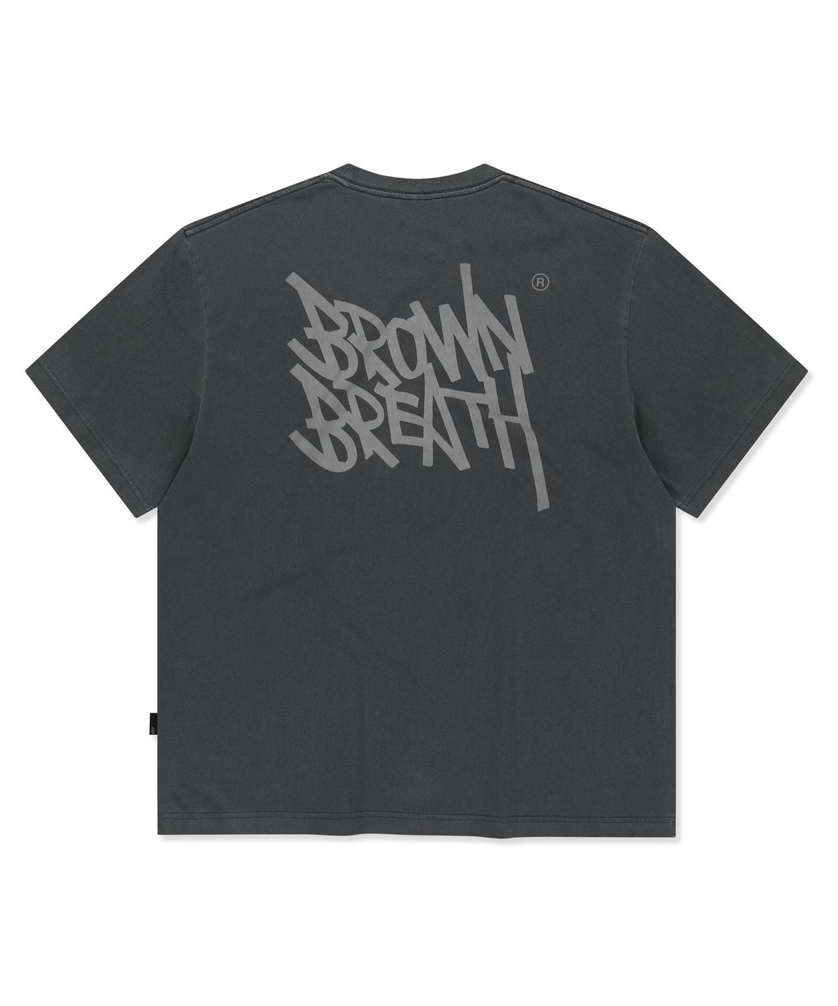 브라운브레스(BROWNBREATH) TAG PIGMENT TEE - CHARCOAL