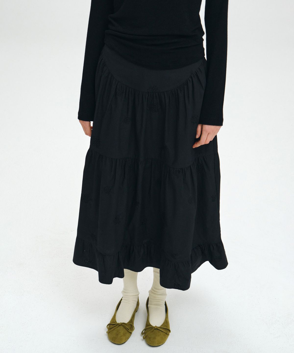 마이스(MAIS) EMBROIDERED SHIRRED TIERED MAXI SKIRT / BLACK
