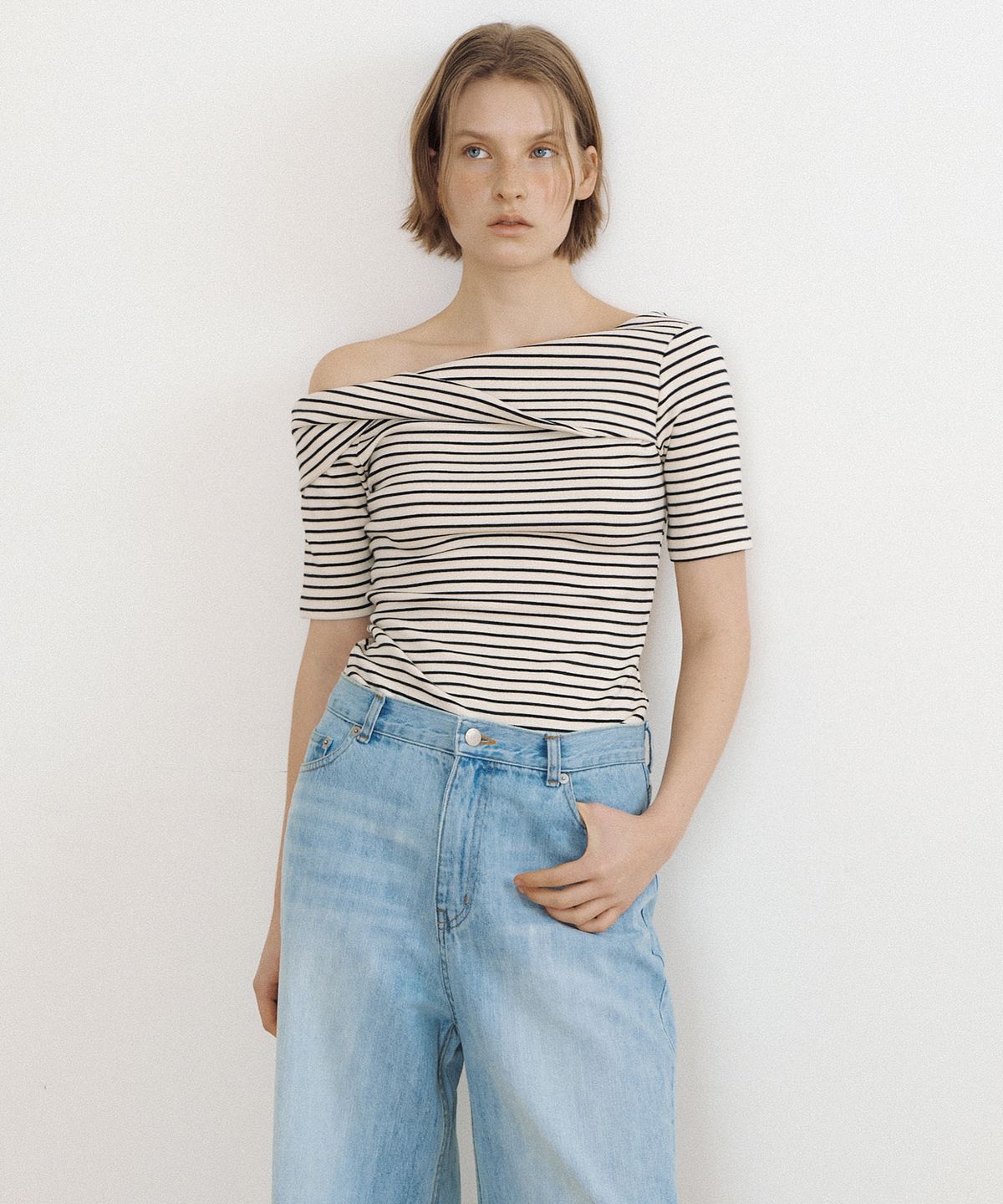 루시르주(LUCIR ZU) Stripe Twist One-Shoulder Top (cream)