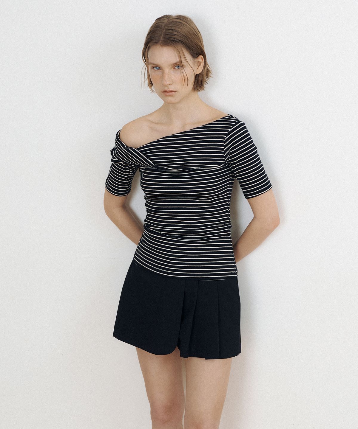 루시르주(LUCIR ZU) Stripe Twist One-Shoulder Top (black)