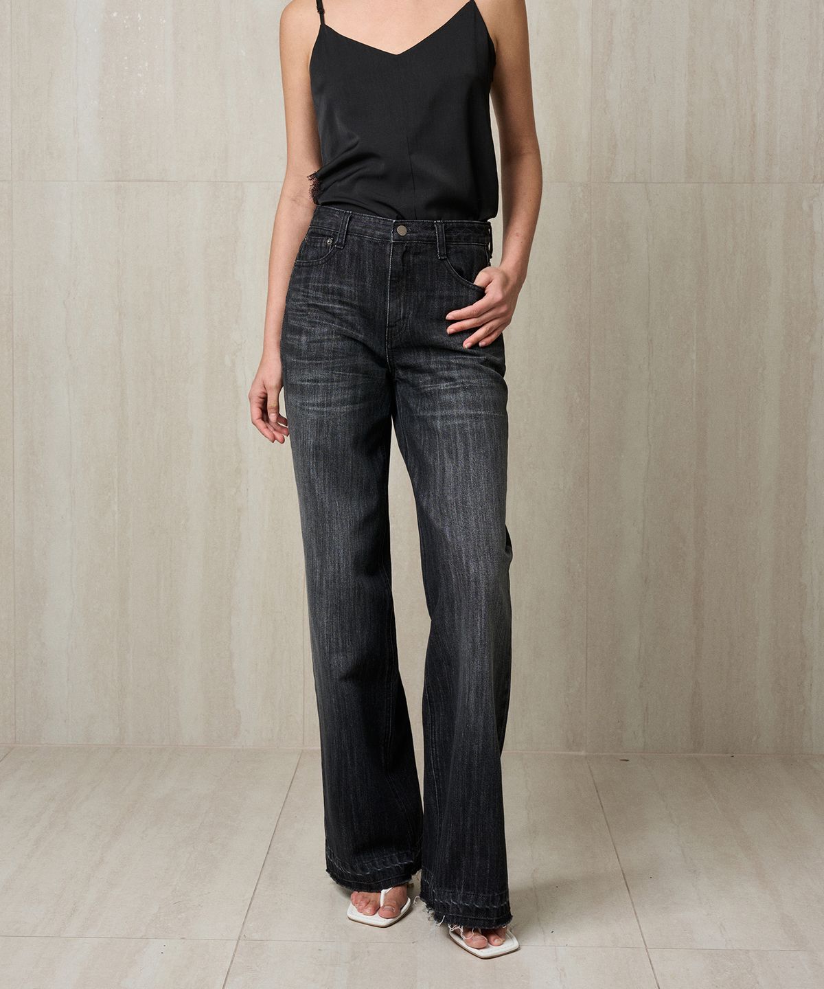 리이(RE RHEE) RAW-HEM WASHED DENIM PANTS