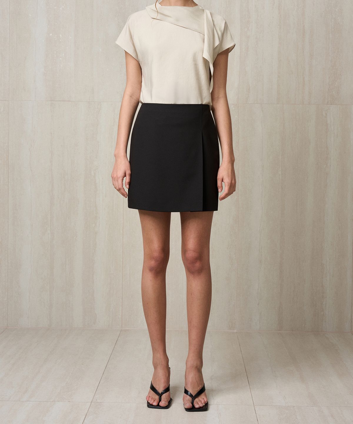 리이(RE RHEE) SLIT DETAIL MINI SKIRT BLACK
