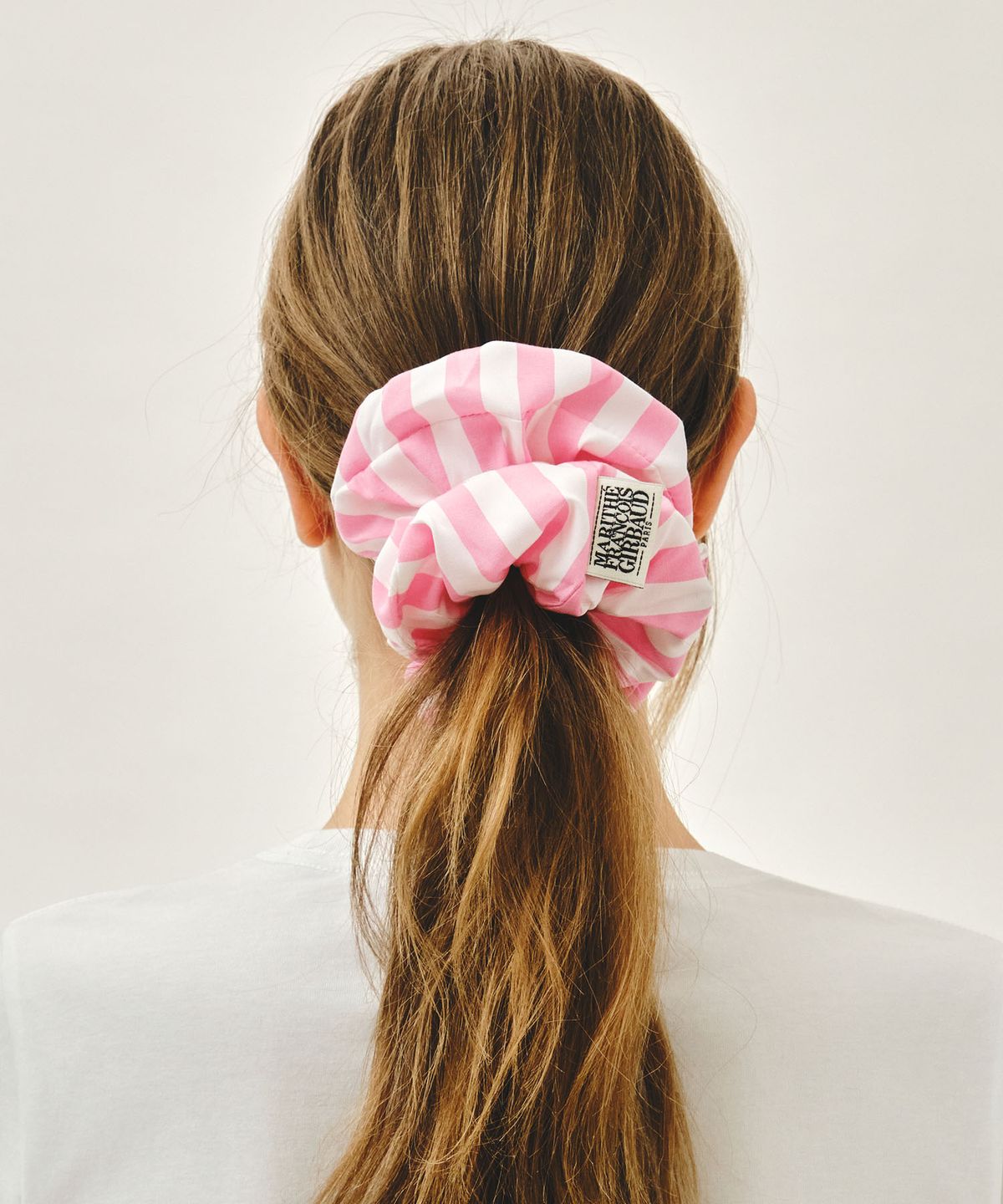 마리떼 프랑소와 저버(MARITHÉ + FRANҪOIS GIRBAUD) CLASSIC LOGO STRIPE HAIR SCRUNCHIE pink