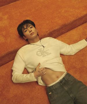 [ 정국 착용 ] 엘리베이티드 모노로고 반팔 티셔츠 4RF819G YAF