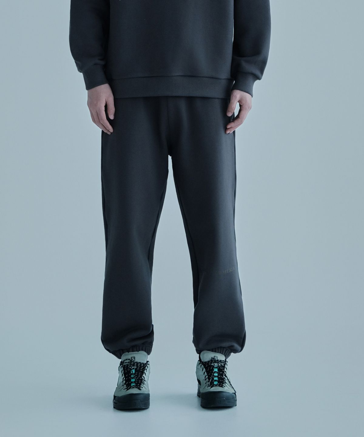 얼스캄에라(EARTH CALM ERA) 내추럴 데일리 스웨트팬츠_차콜