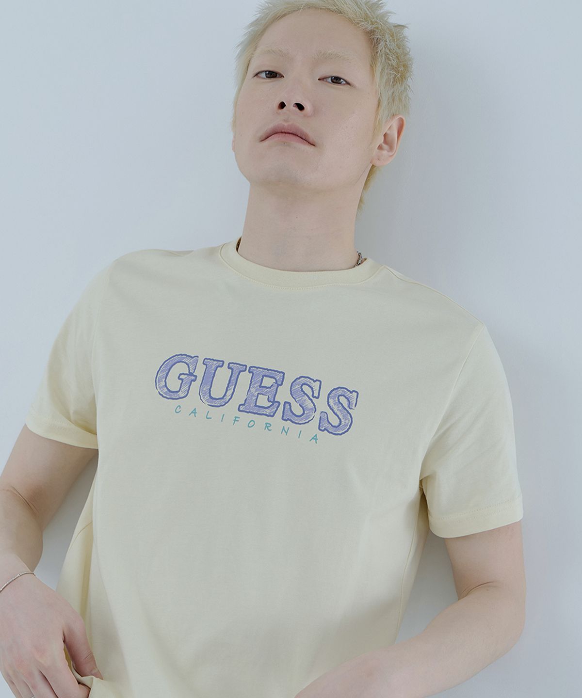 게스(GUESS) [CORE] 4color 유니 크레파스 게스 일자로고 반팔티셔츠 MQ2K8437