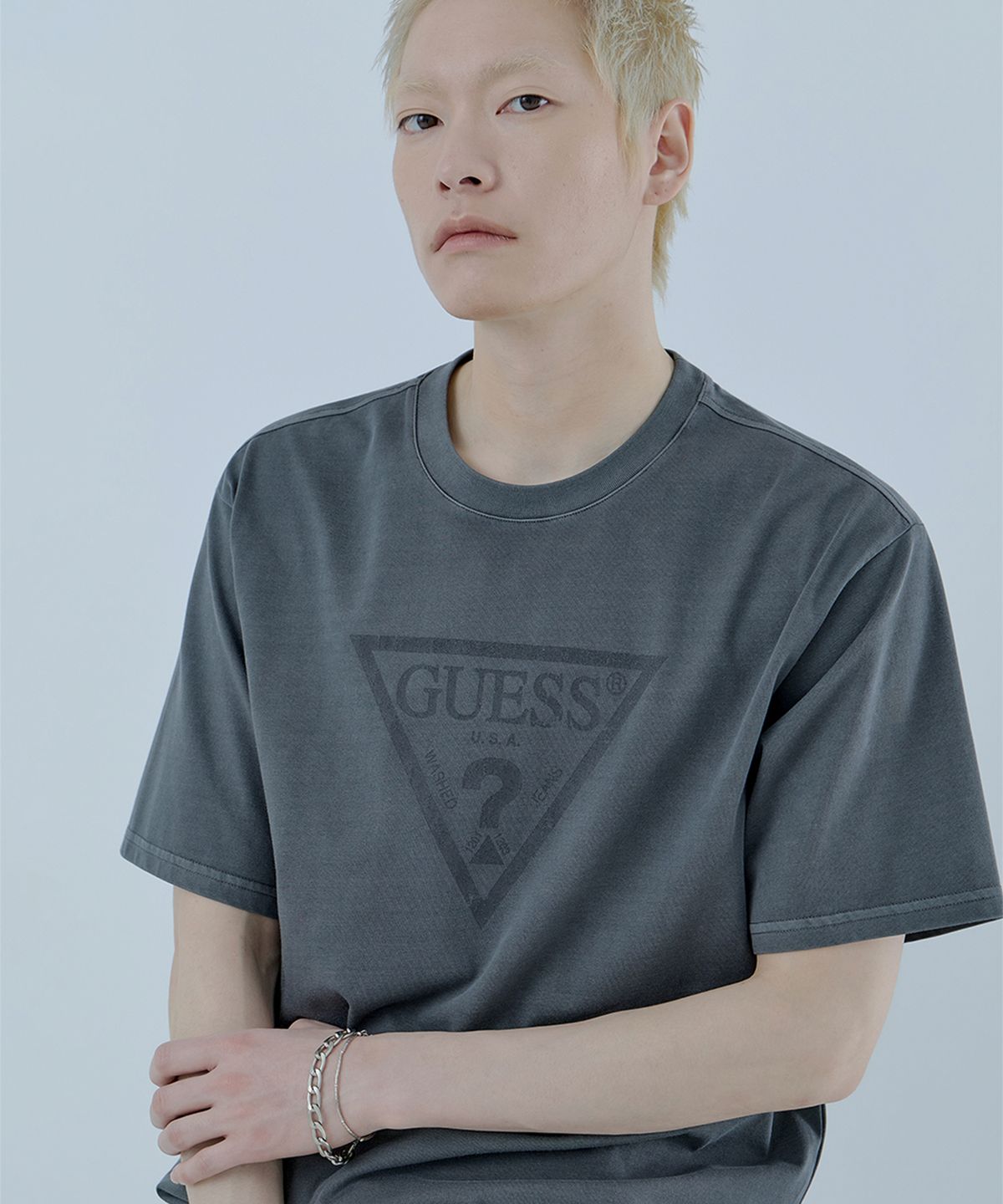 게스(GUESS) [CORE] 4color 유니 피그먼트 삼각프린트 반팔티셔츠 MQ2K9420