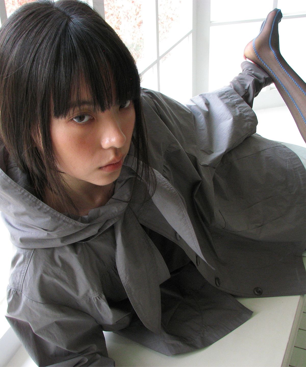니히(NIEEH) yoke shirring trench coat (Dark gray)
