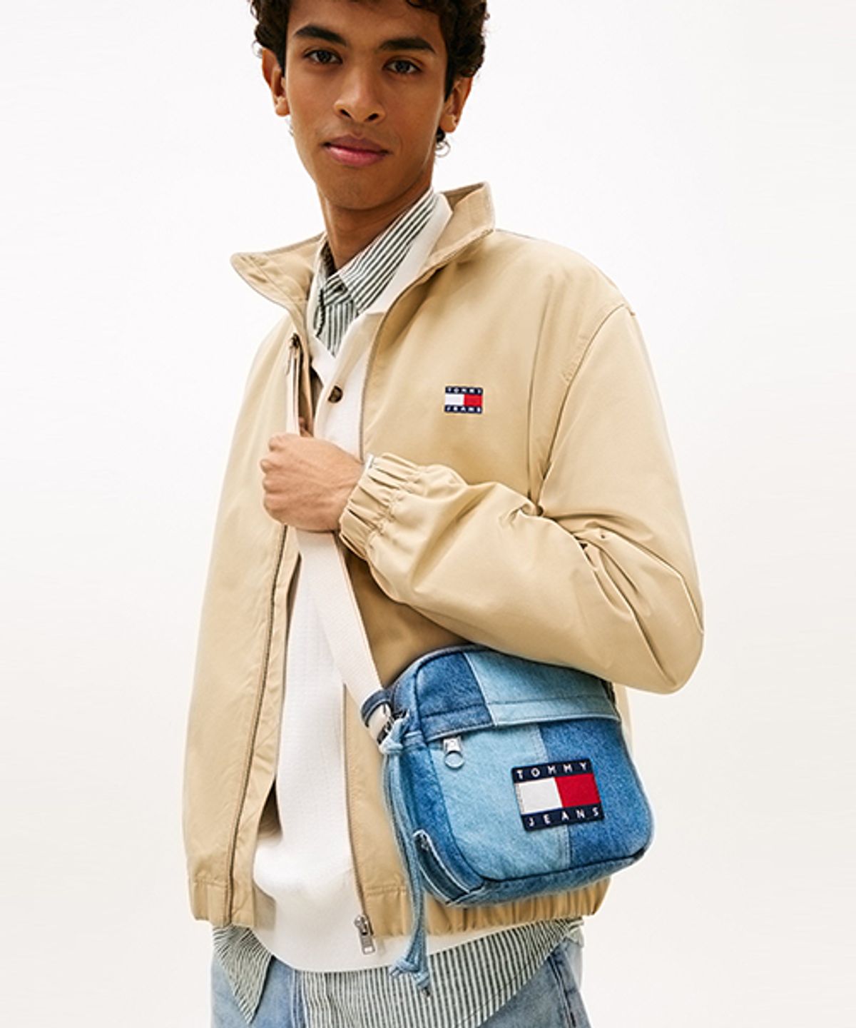 타미진스(TOMMY JEANS) 패치워크 데님 리포터 백 (T32G1ABG42TMT11CN)