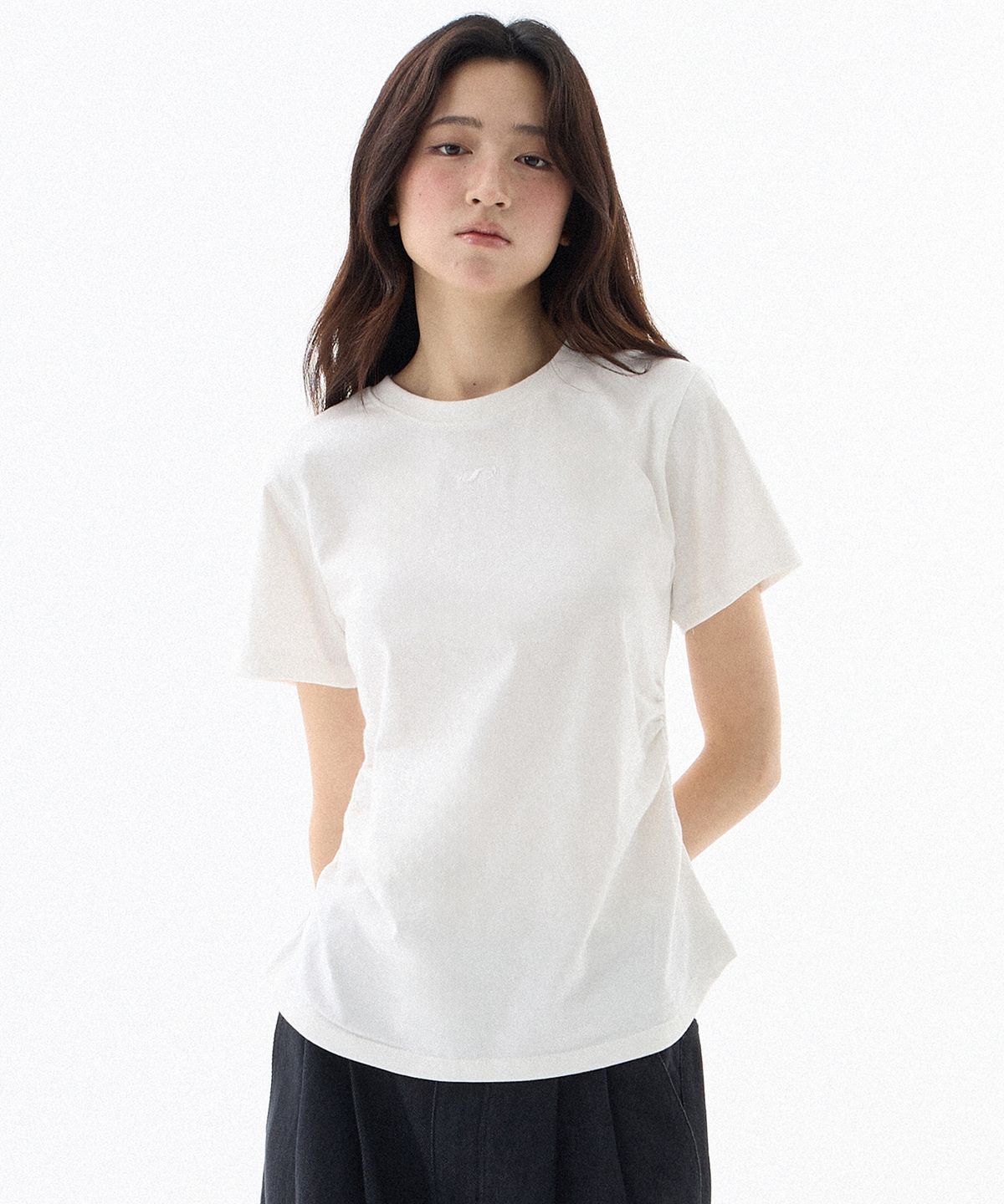 필루미네이트(FILLUMINATE) (W) 심볼 셔링 티셔츠-화이트