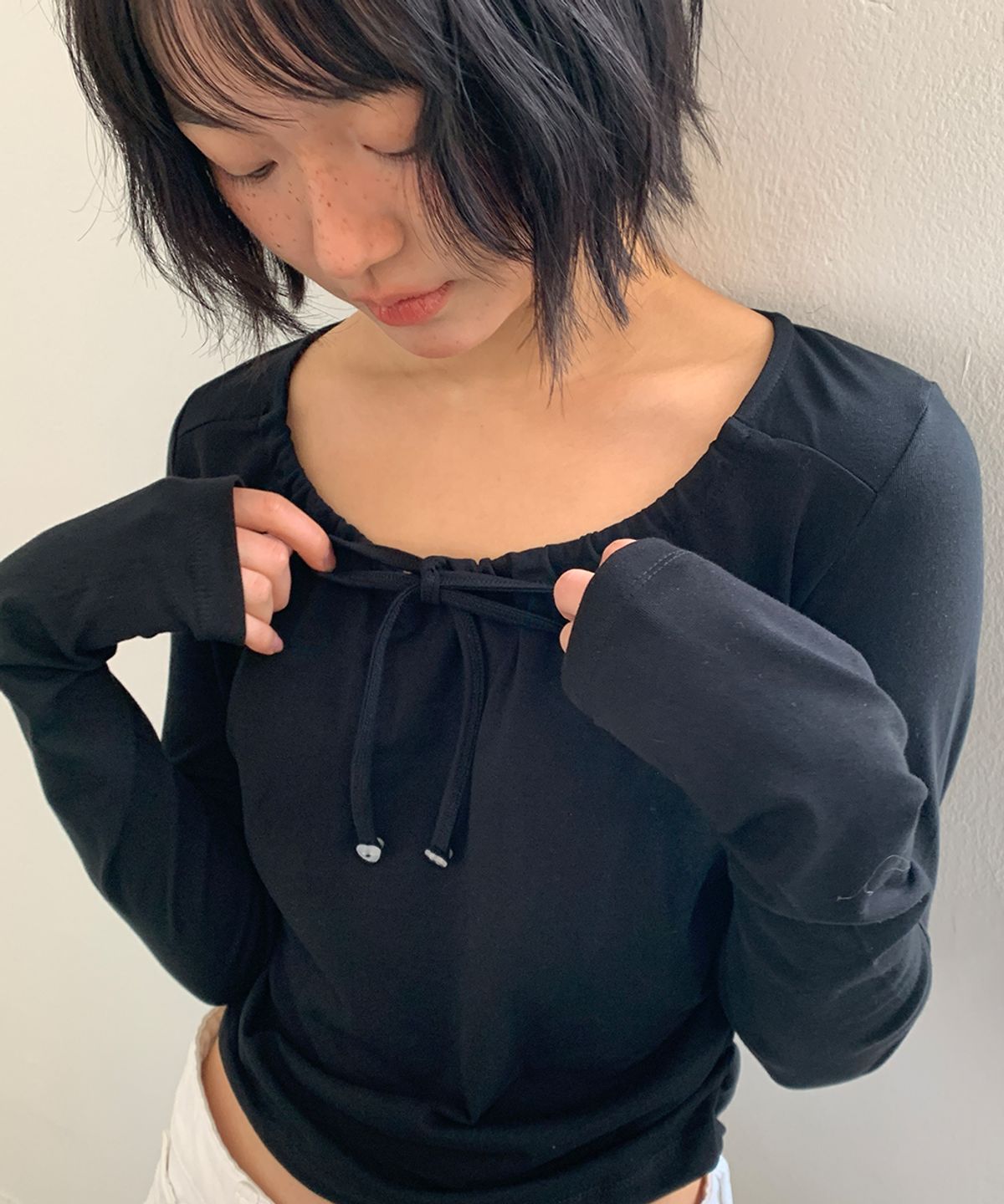 론론(RONRON) NECK SHIRRING TIE LONG SLEEVE BLACK