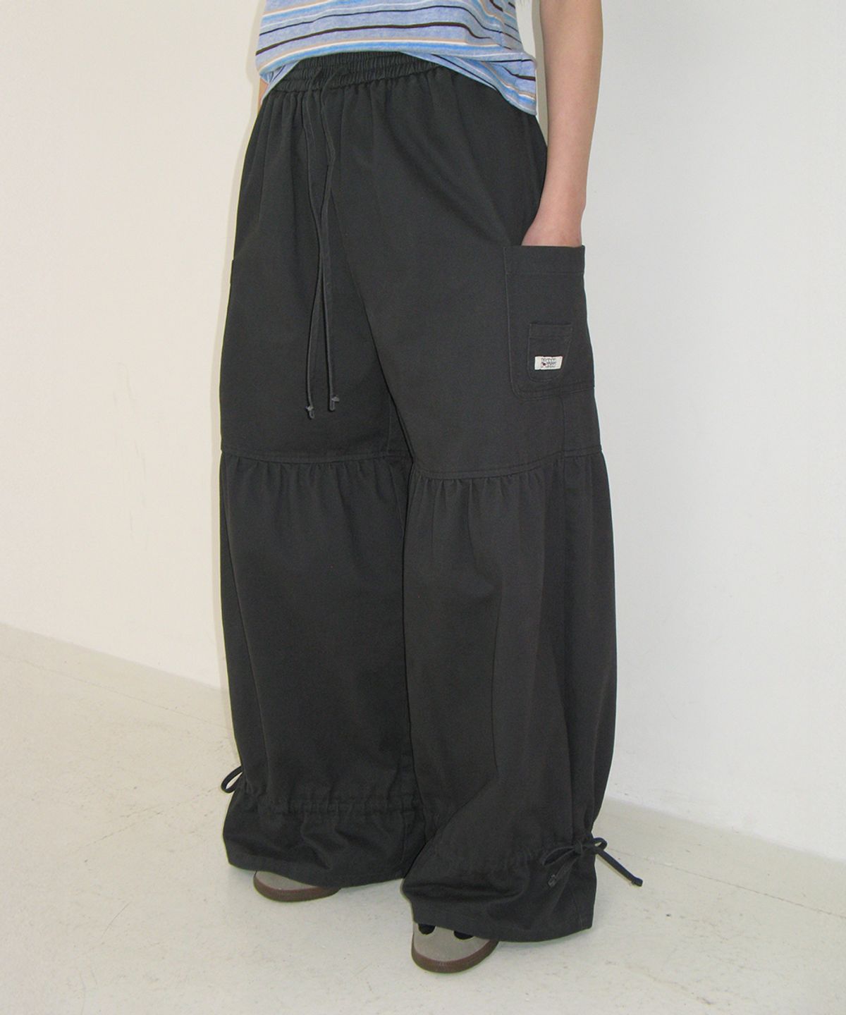 론론(RONRON) STRING FRILL SHIRRING WIDE PANTS NAVY