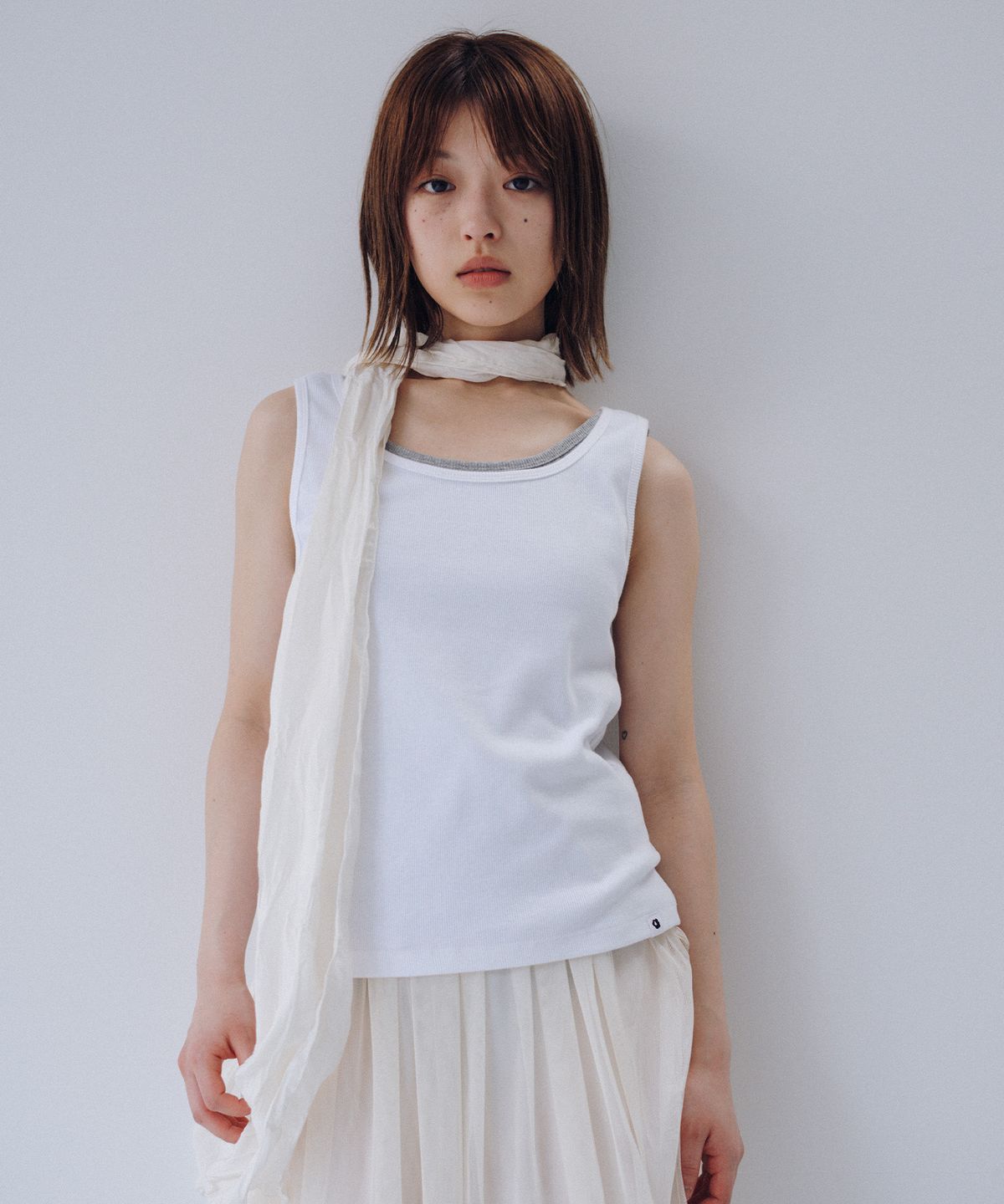 오헤시오(OHESHIO) BASIC U-NECK SLEEVELESS, WHITE