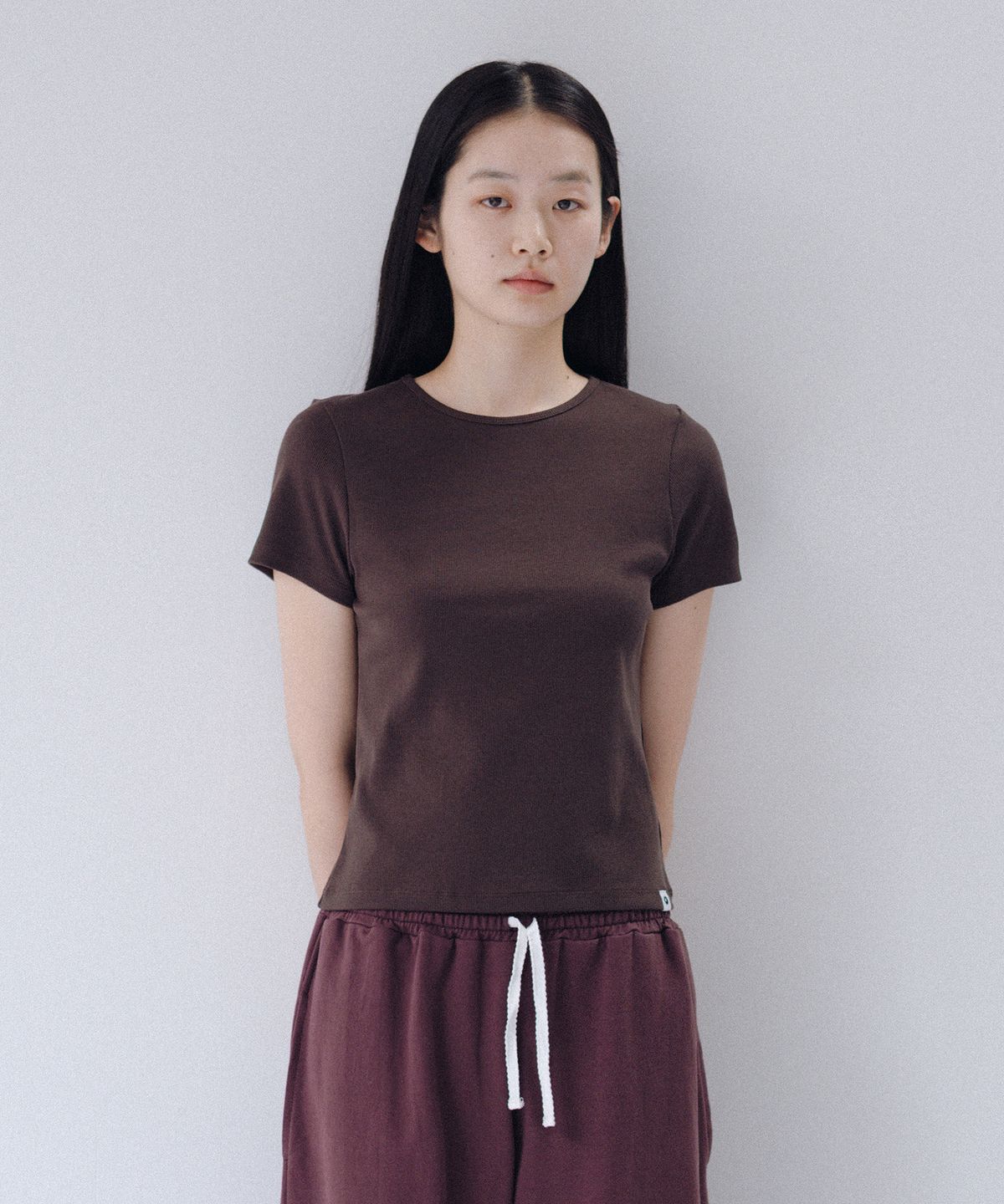 오헤시오(OHESHIO) BASIC SLIM RIBBED T-SHIRT, BROWN
