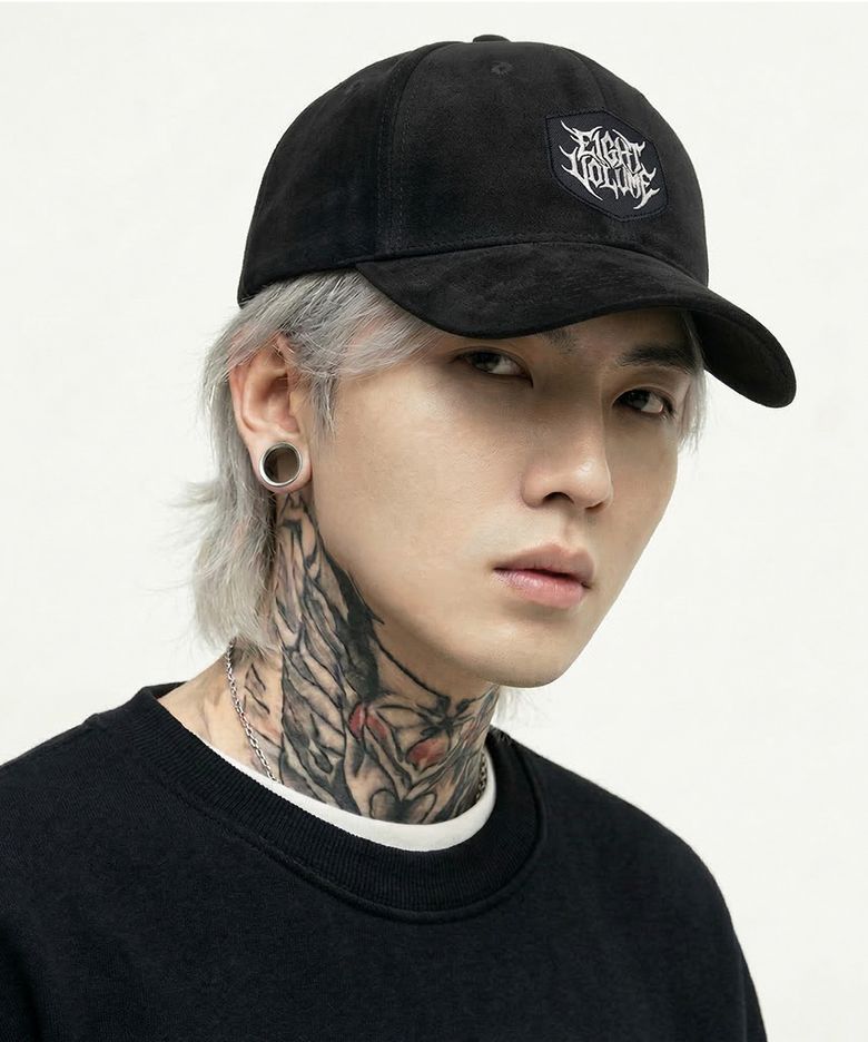 EV 메탈 로고 스웨이드 베이직 볼캡 (블랙)