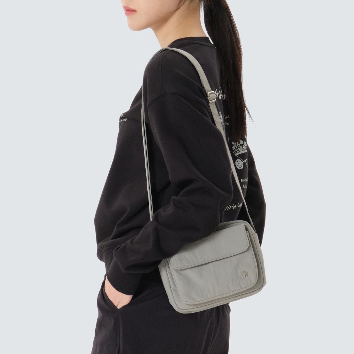 스노우피크 어패럴(SNOWPEAK APPAREL) 캠플 플랩 크로스백 2L (S26ZWCCB16) Fog Gray