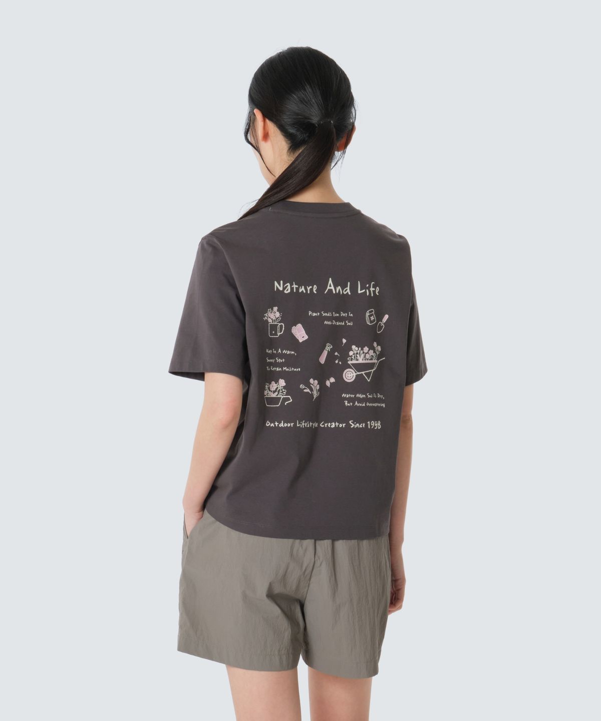 스노우피크 어패럴(SNOWPEAK APPAREL) 에어로쿨 여성 가드닝 그래픽 반팔 티셔츠 (S26MWFTS23) Charcoal