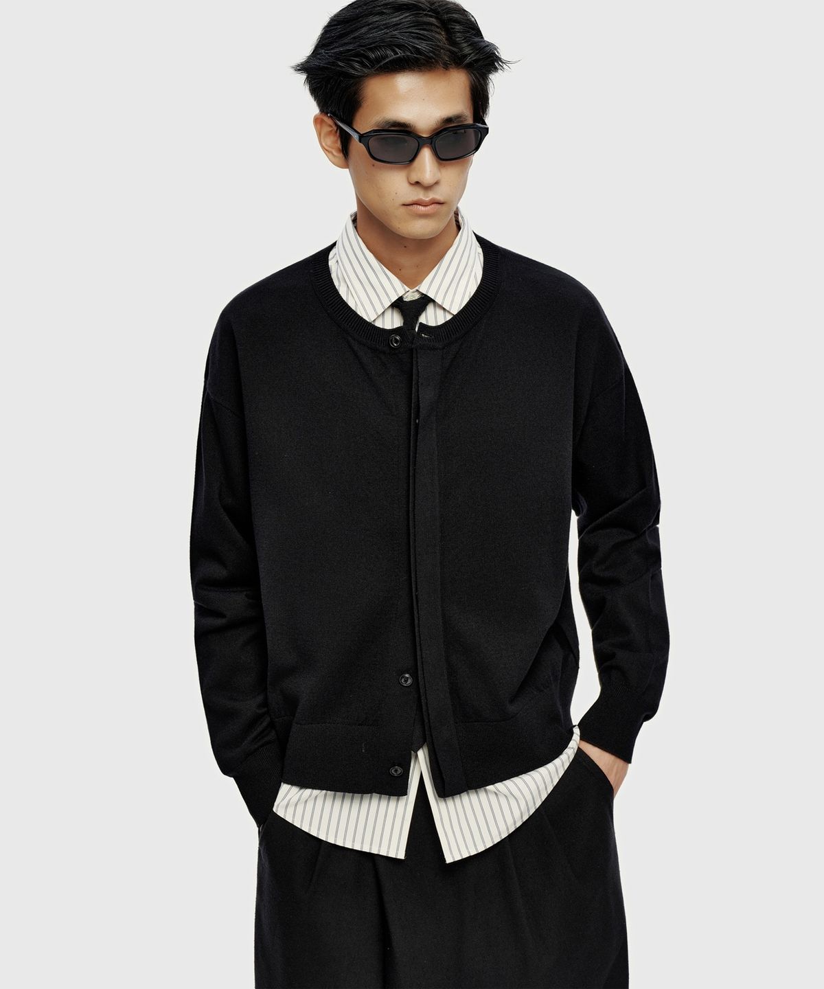 유스(YOUTH) Hidden Button Round Neck Cardigan - Black