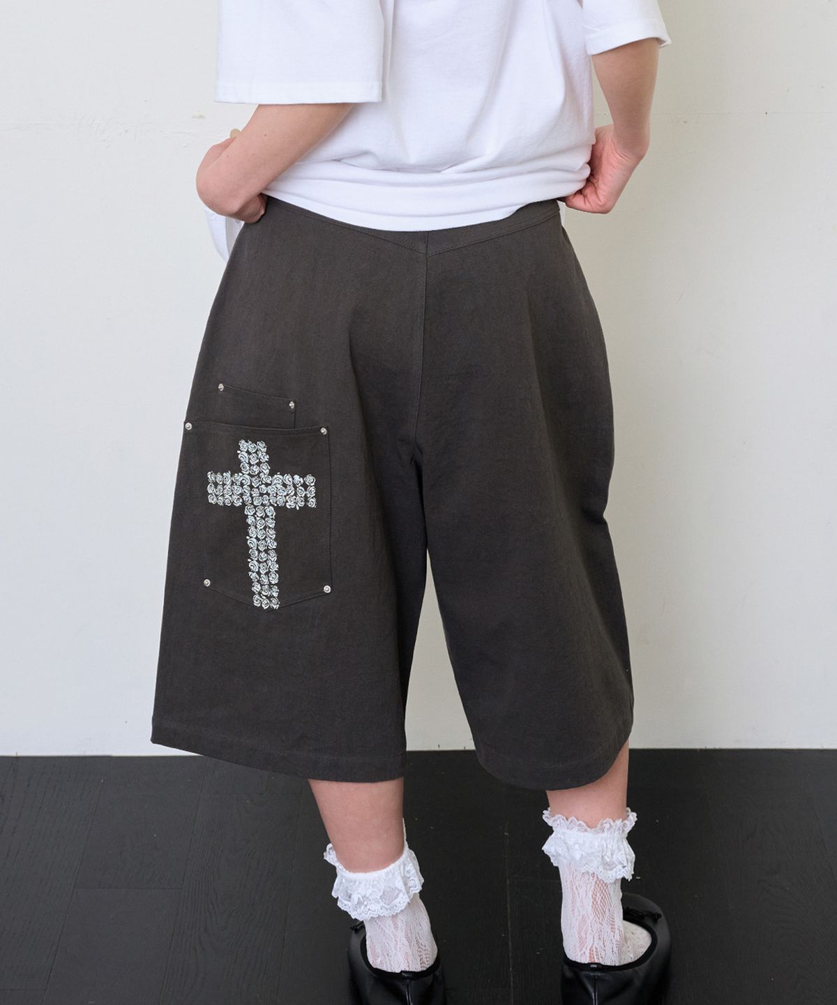잇자바이브(ITZAVIBE) CROSS POCKET BERMUDA PANTS - CHARCOAL