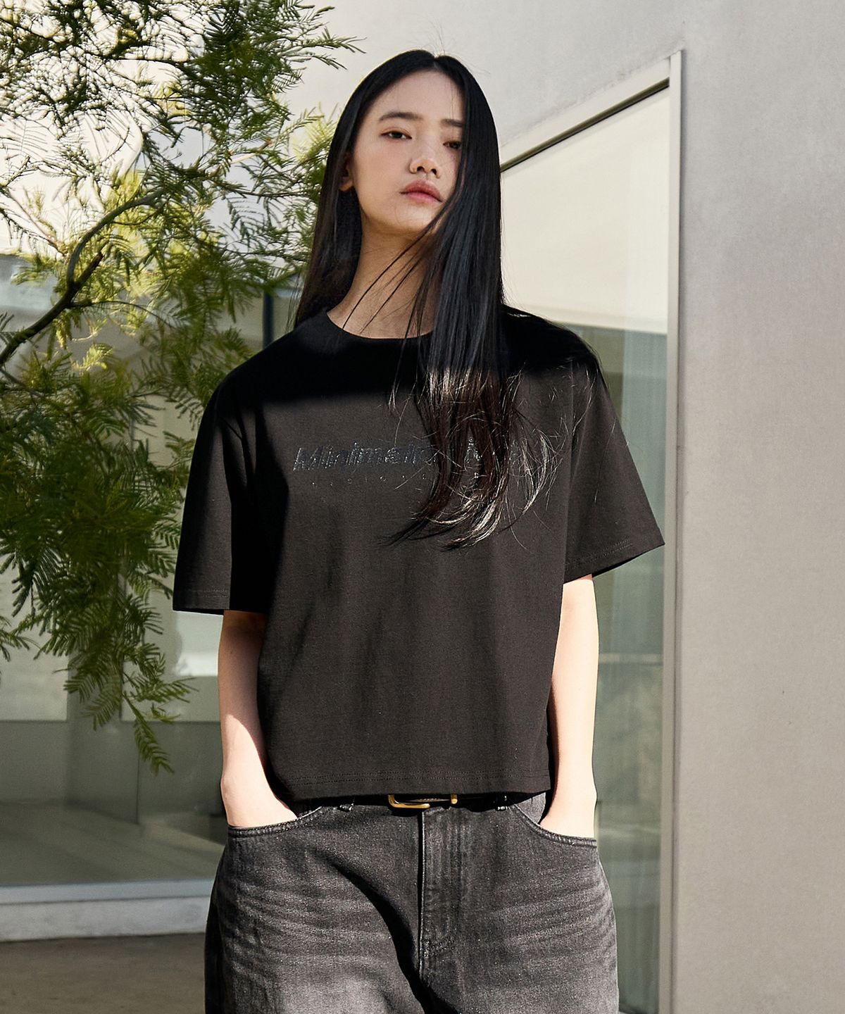 미니멀프로젝트(MINIMALPROJECT) 시그니처 실리콘 로고 크롭 반팔티셔츠 MST160C [BLACK]