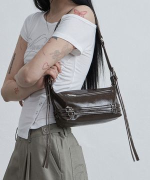 벨티드 미니 숄더 백 브라운