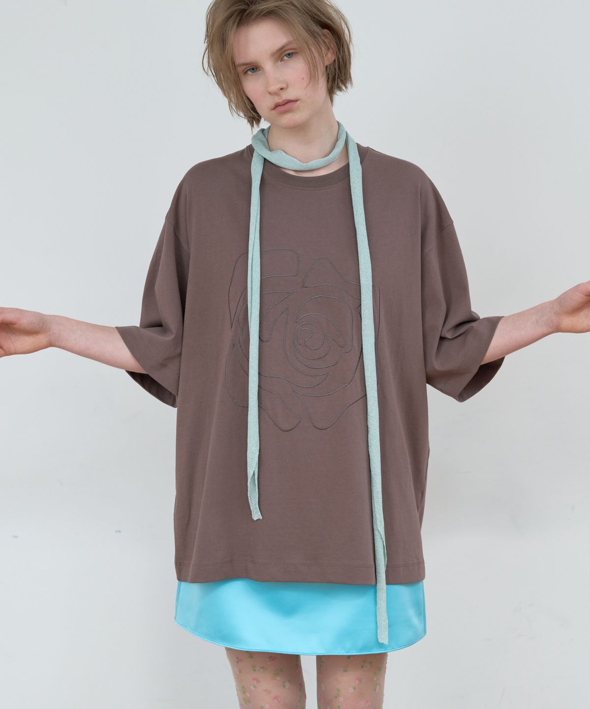 마조네(MA JOURNEE) ROSE PATCH T-SHIRT_BROWN