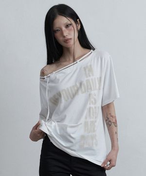 포인트 버클 원숄더 티 화이트