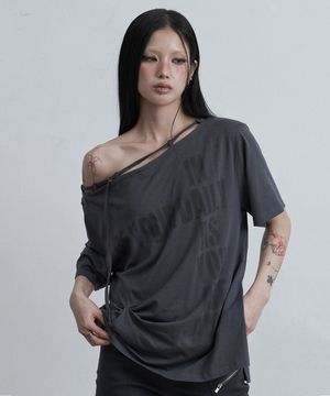 포인트 버클 원숄더 티 차콜