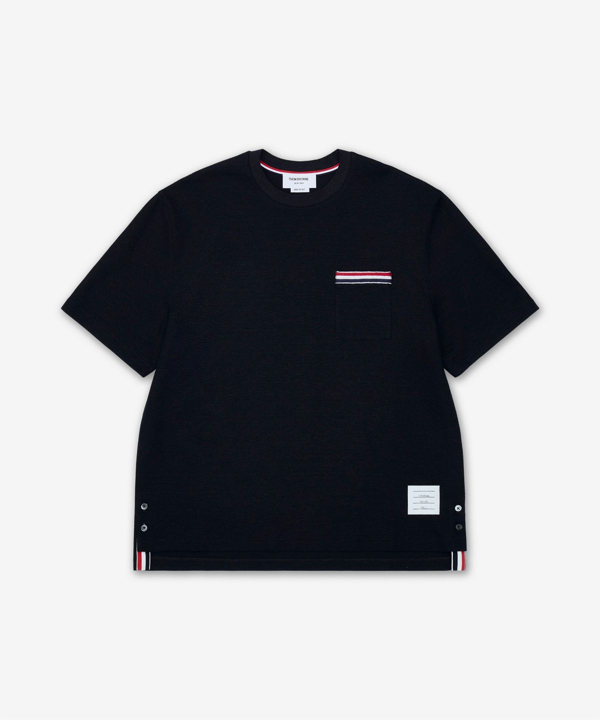 톰 브라운(THOM BROWNE) 텍스처드 코튼 리넨 RWB 자수 반소매 티셔츠 - 네이비 / MJS298EJ0251415