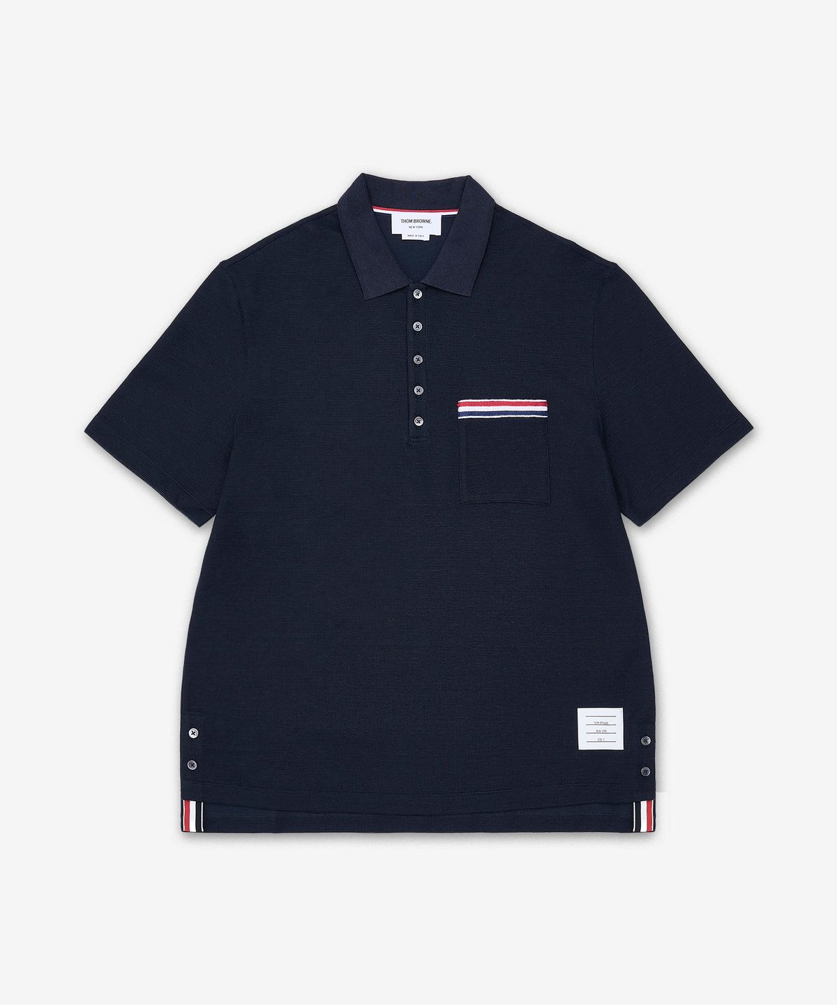 톰 브라운(THOM BROWNE) 텍스처드 코튼 리넨 RWB 자수 반소매 폴로 셔츠 - 네이비 / MJP244EJ0251415