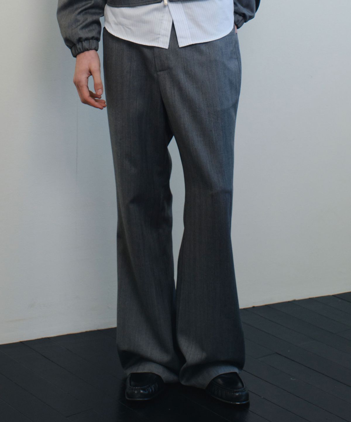 베른(VERN) STRUCTURED HERRINGBONE FLARE PANTS (GRAY)