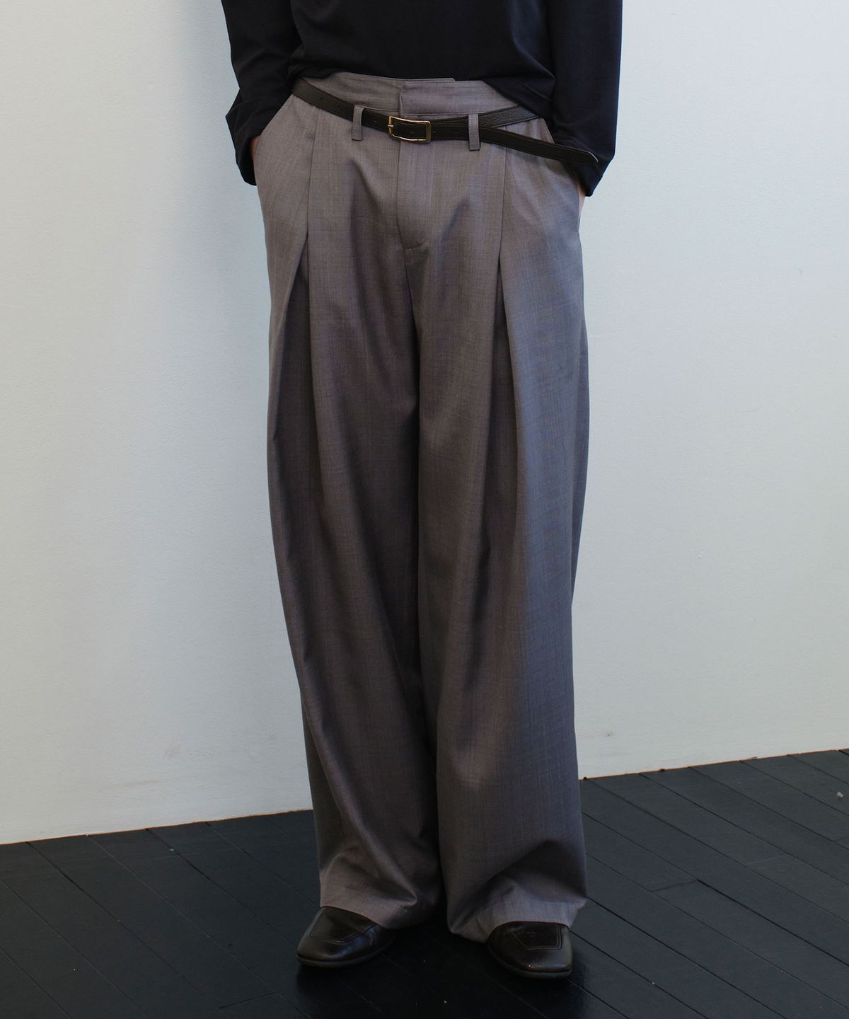 베른(VERN) LEATHER BELTED BOX PLEATED SLACKS (GRAY)