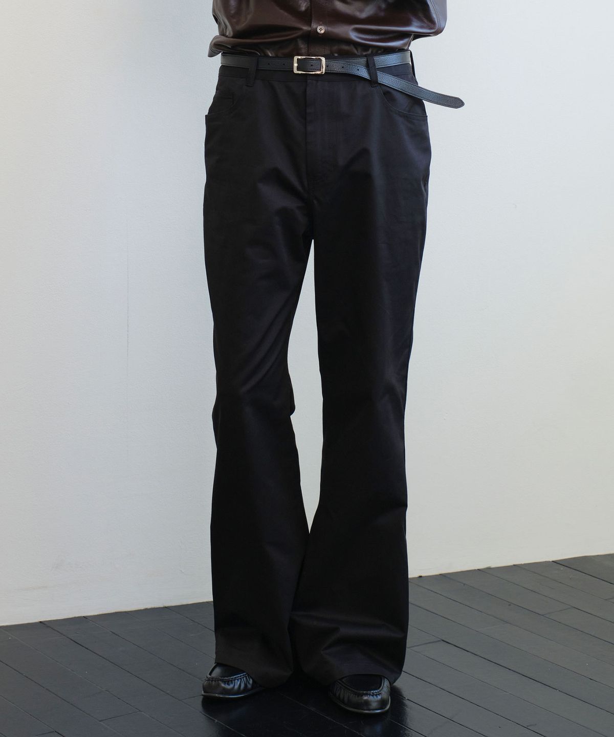 베른(VERN) TEXTURED FLARE FINE COTTON PANTS (BLACK)