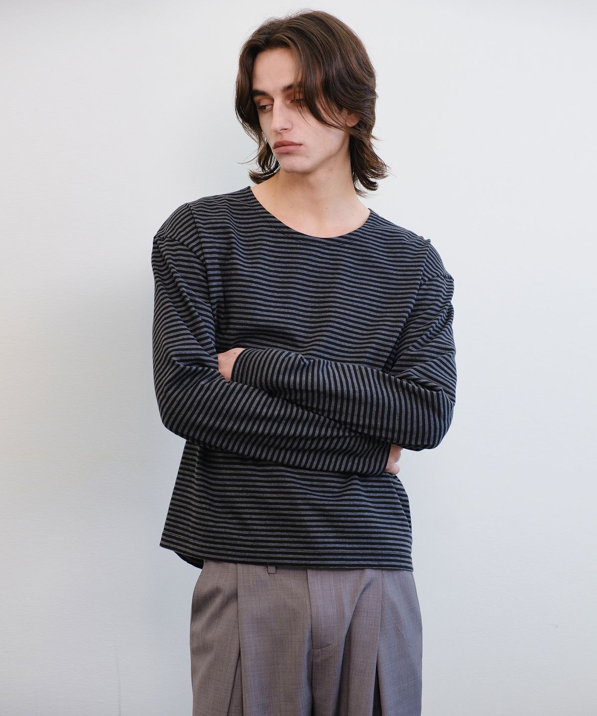 베른(VERN) BOAT NECK STRIPE LONG SLEEVE (CHARCOAL/BLACK)