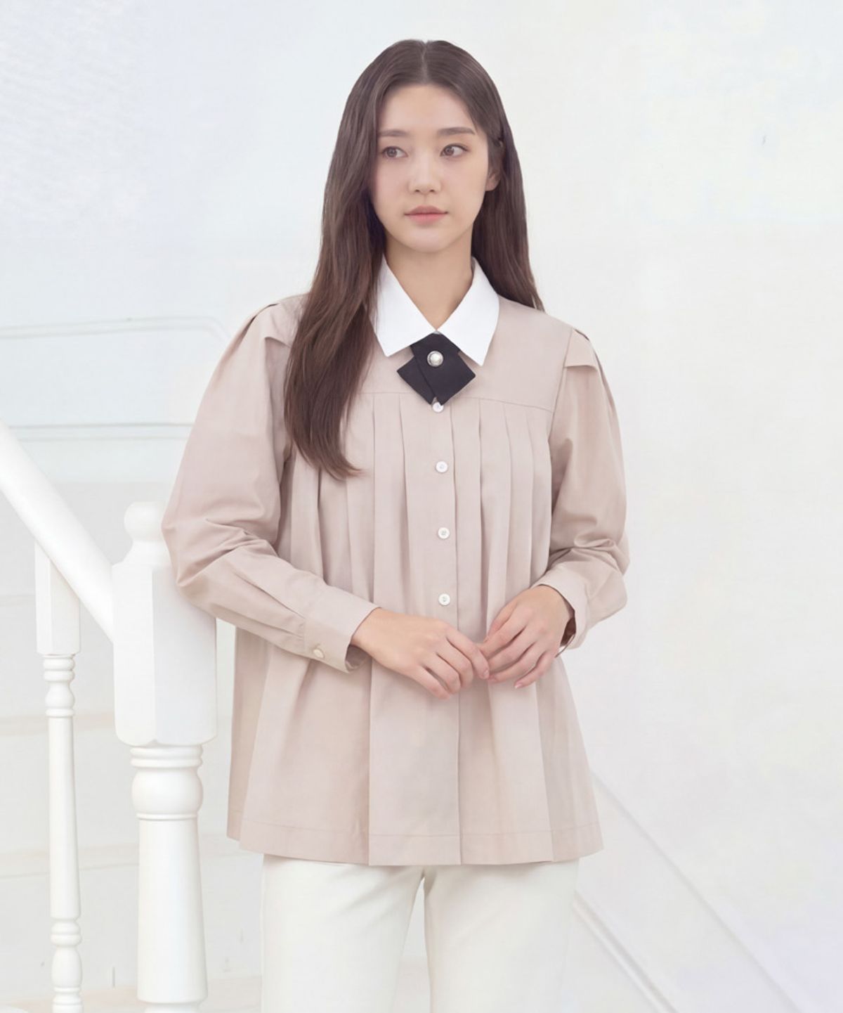 엘바이엘(LBYL) 화이트 카라 블랙 타이 베이지 블라우스