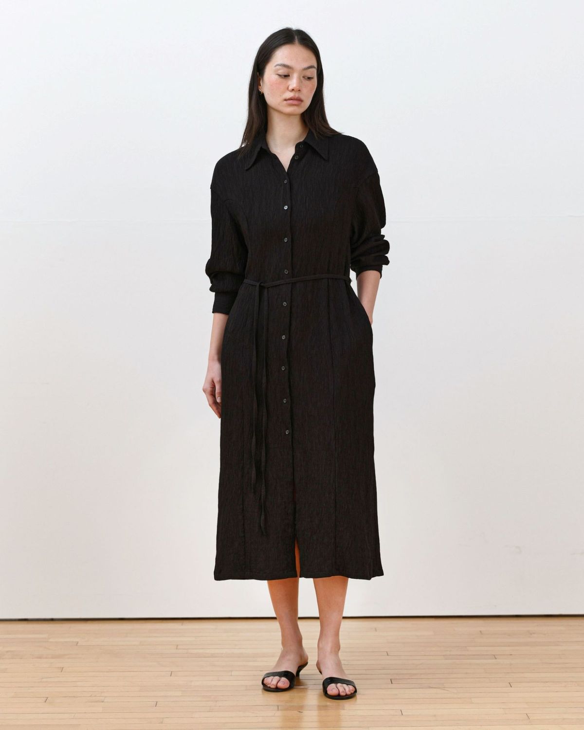 무아르무스(MUARMUS) Mie Pleated Belted Dress [Black]
