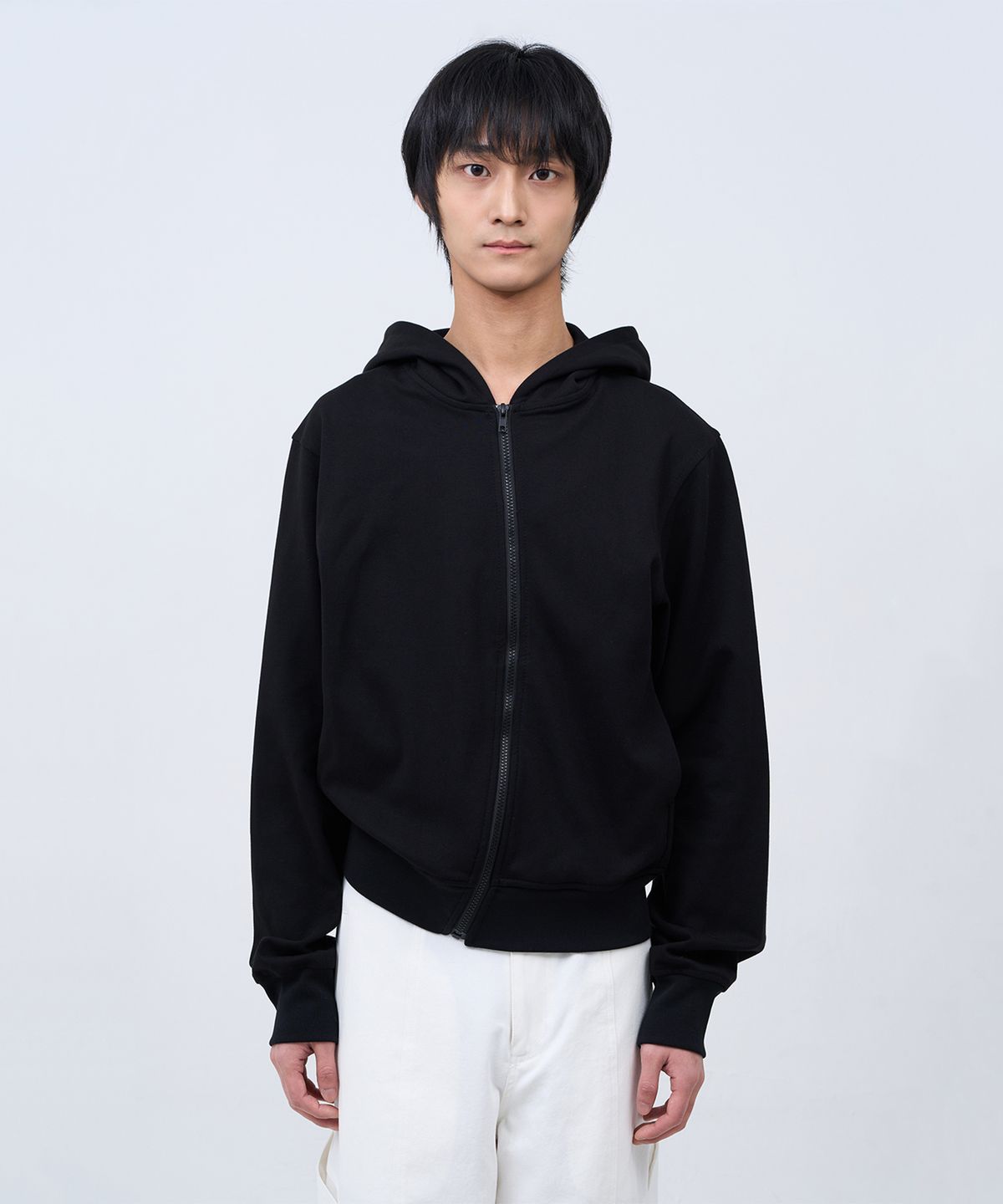 카사카사(KASAKASA) Asymmetric Curved Zip Hoodie Black