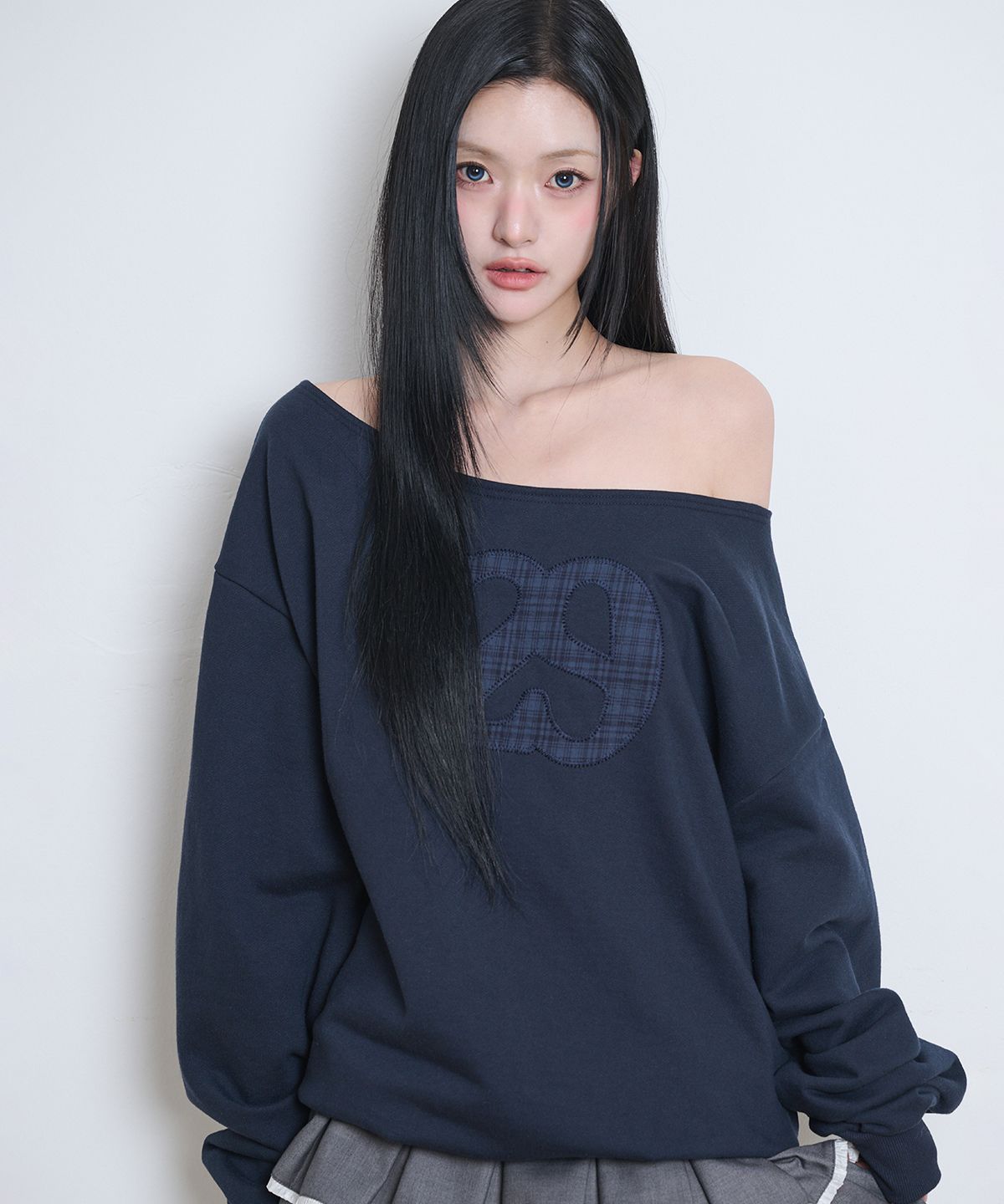 일리고(ILLIGO) 129 로고 패치 보트넥 맨투맨 네이비