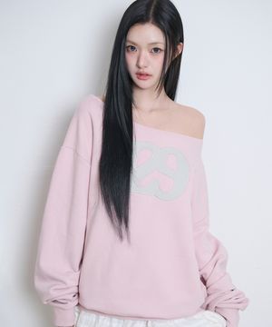 129 로고 패치 보트넥 맨투맨 라이트 핑크