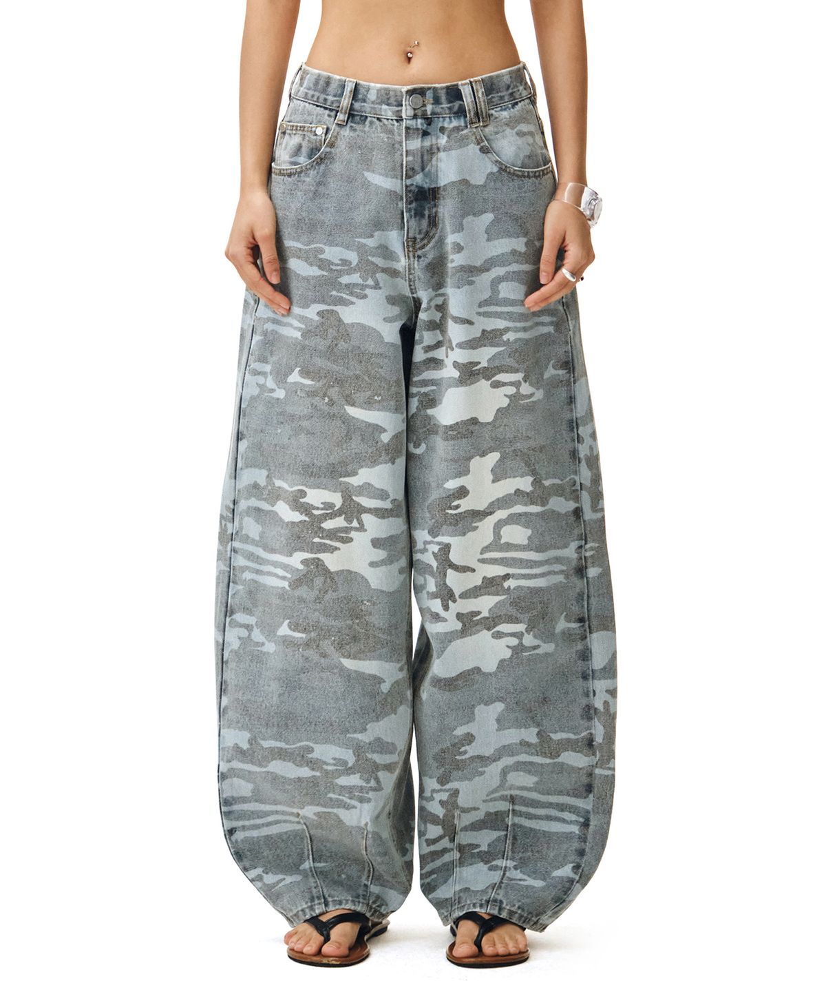 데케트 우먼(DECET WOMEN) Camouflage Barrel Jeans DCWPT020LIGHTBLUE