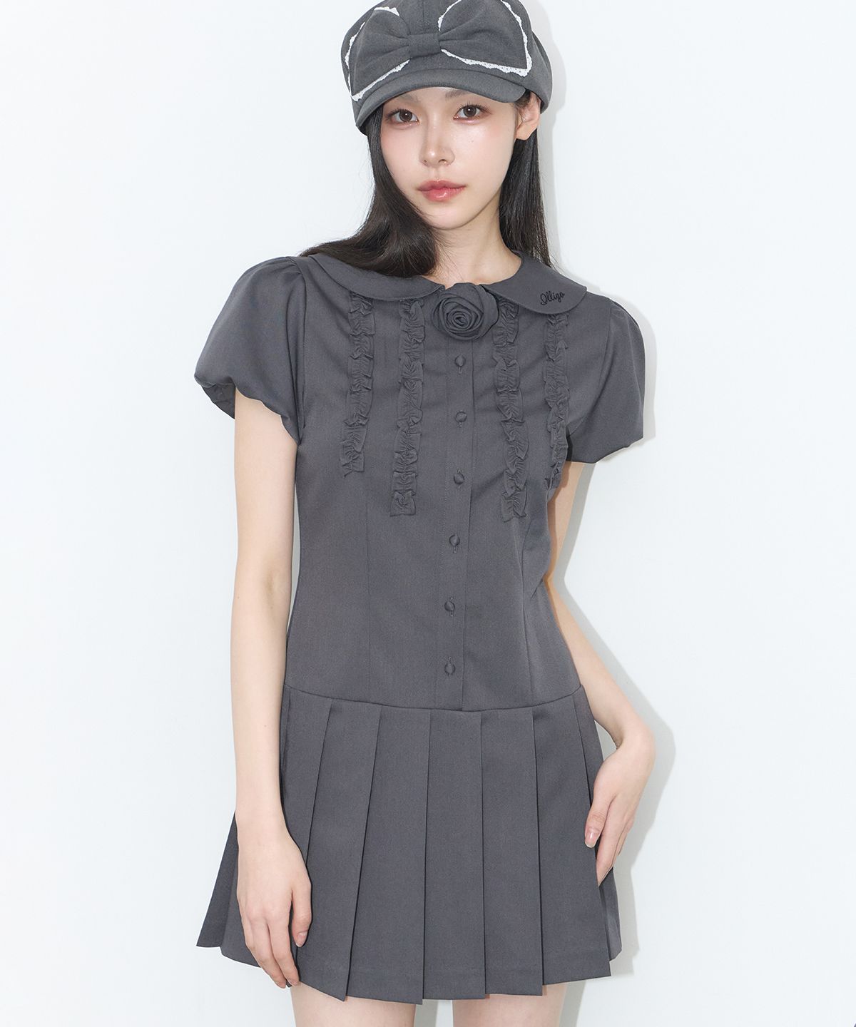 일리고(ILLIGO) 로즈 플리츠 미니 원피스 차콜