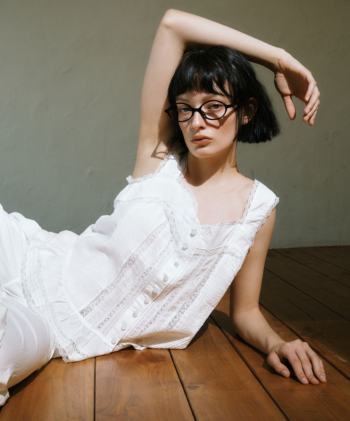 그린버터(GREENBUTTER) Lace Pintuck Sleeveless Blouse (Ivory)