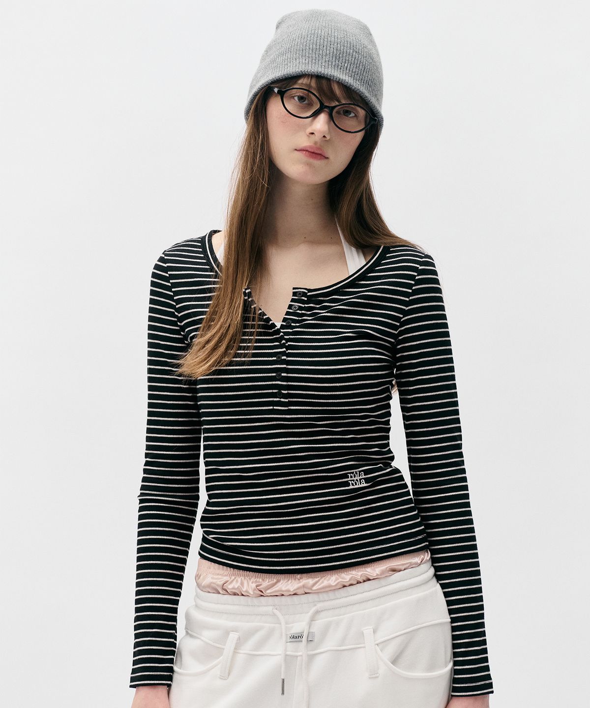 로라로라(ROLAROLA) NUBASIC LACE BUTTON STRIPE T-SHIRT BLACK