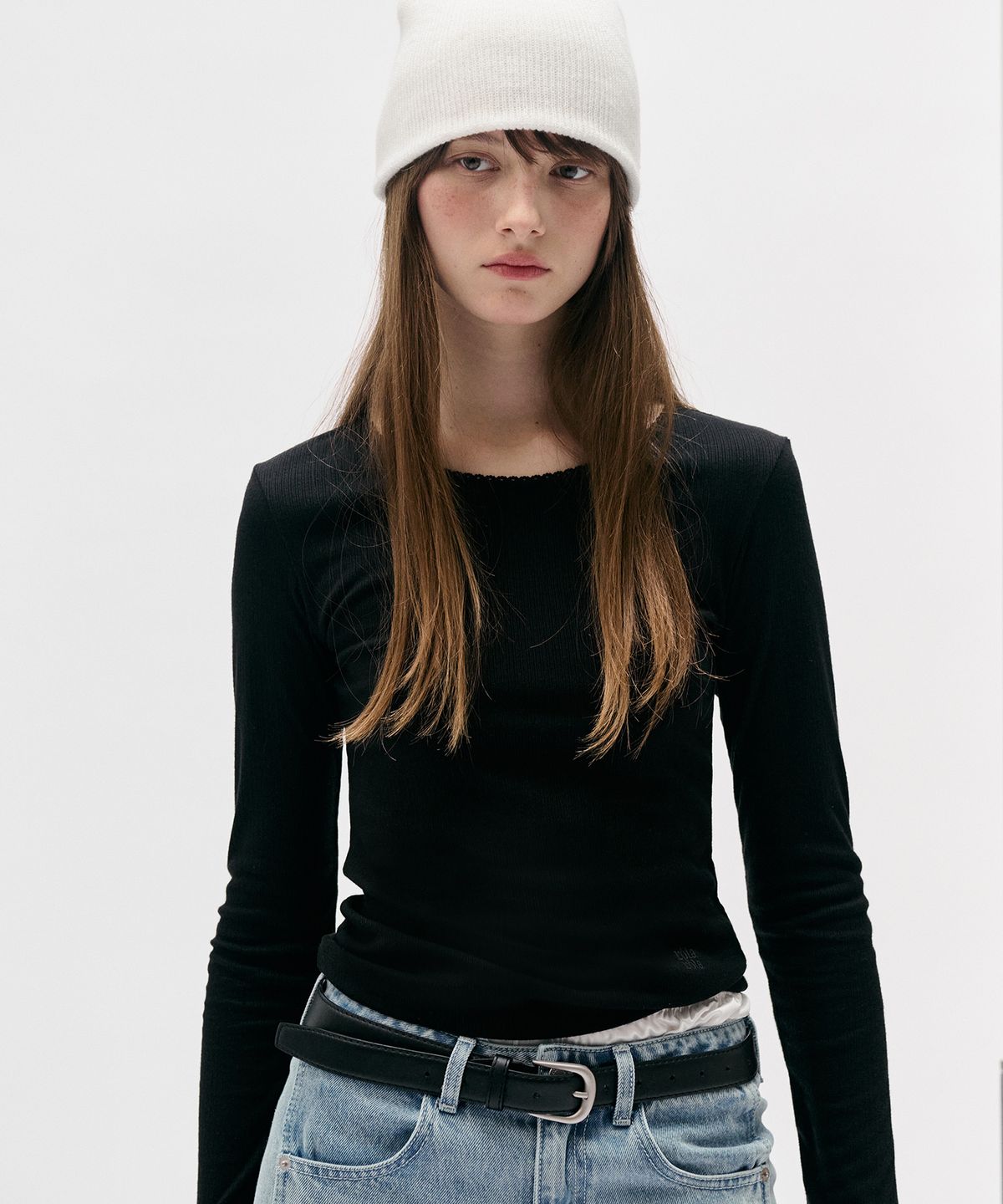로라로라(ROLAROLA) NUBASIC LACE ROUND NECK SLIM T-SHIRT BLACK