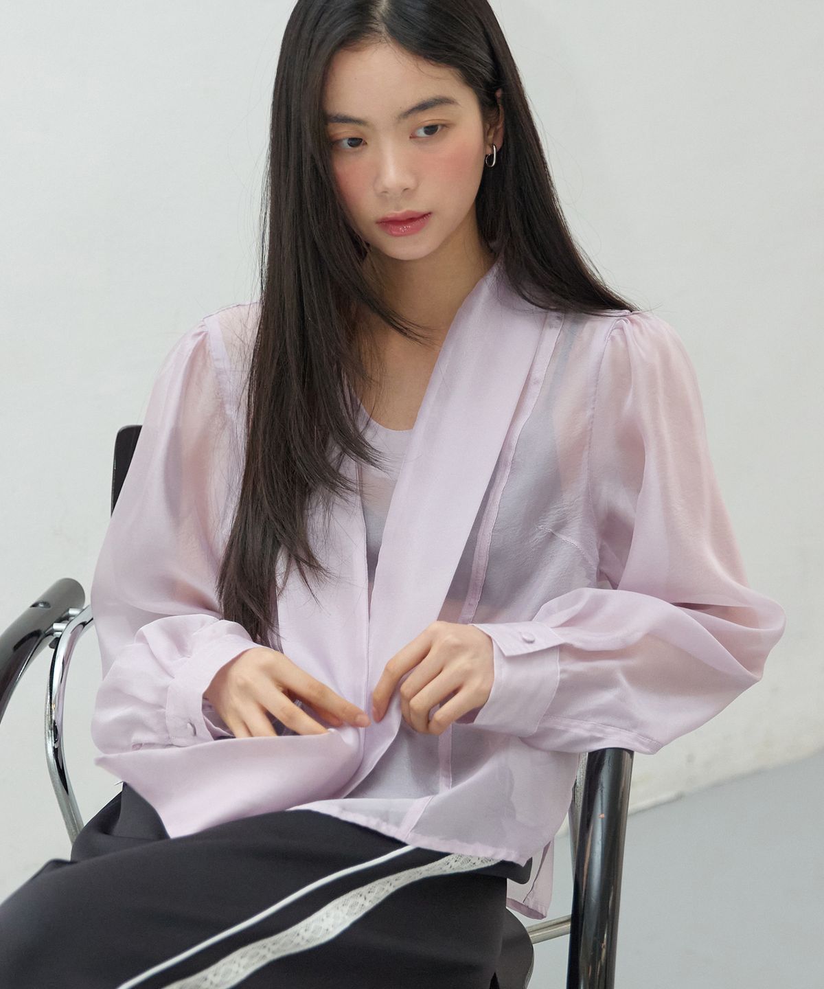 미치코런던 코시노(MICHIKO LONDON KOSHINO) 글로우 시스루 타이 블라우스 라벤더