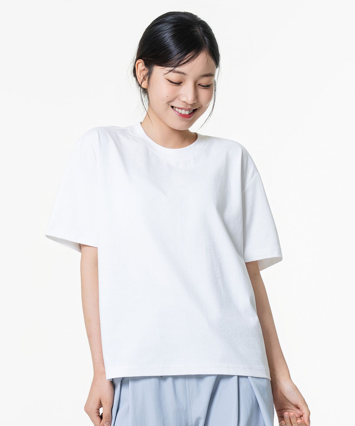 모즈모즈(MOZMOZ) 크롭핏 소로나 쿨링 기능성 뒷절개 무지 반팔티셔츠 화이트