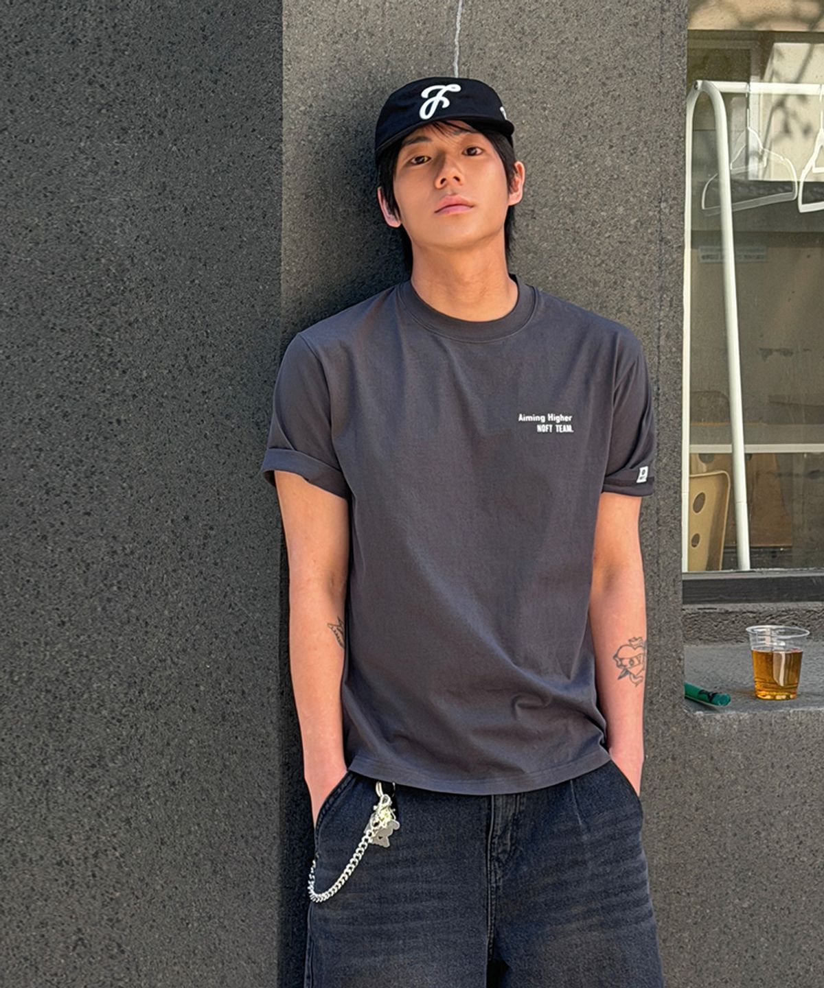 낫온리포투데이(NOT ONLY FOR TODAY) 빈티지 포스터 반소매 티셔츠 [다크 그레이]