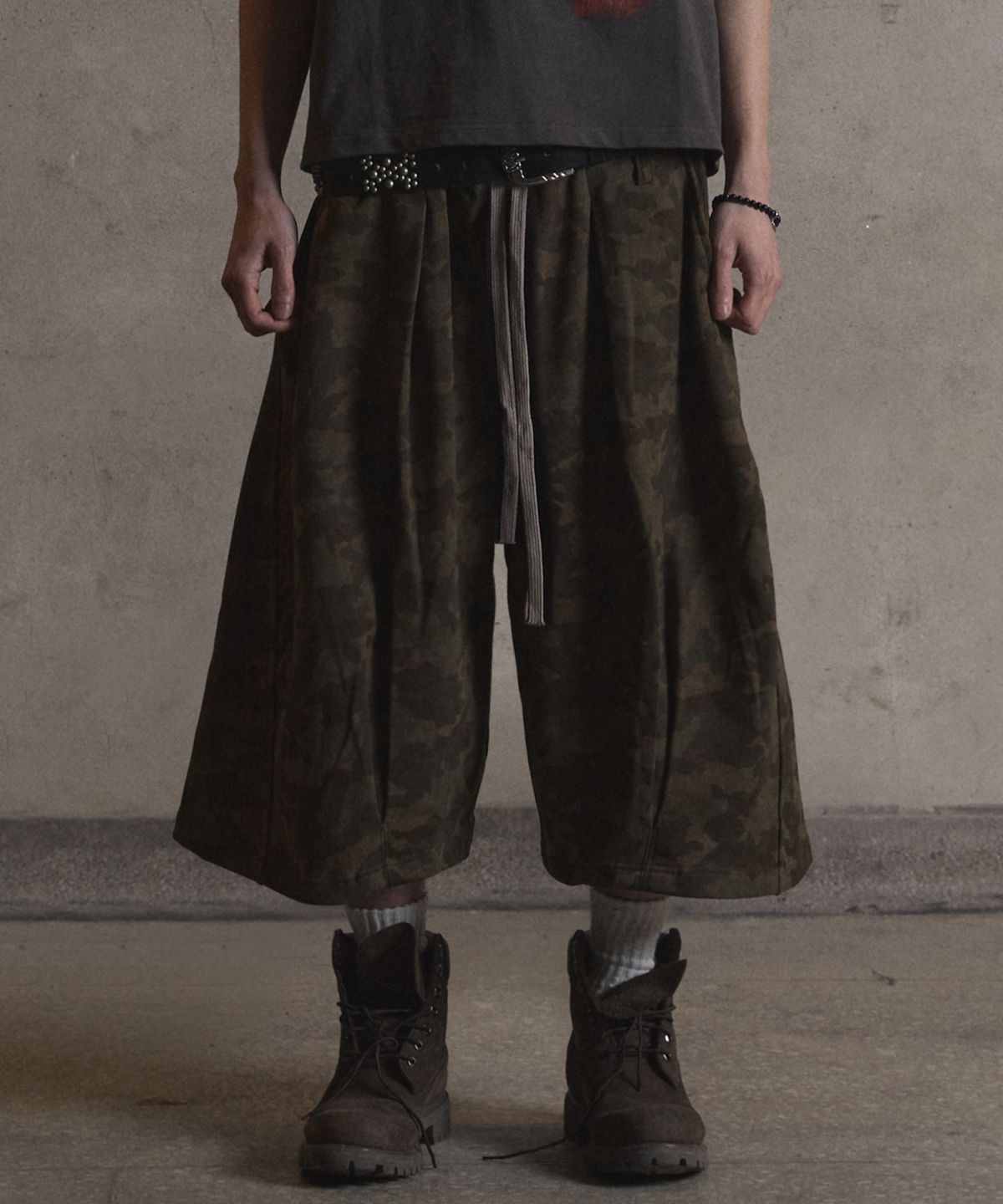 가터갤러리(GOTTER GALLERY) WIDE CURVED BERMUDA SWEAT SHORTS_CAMO