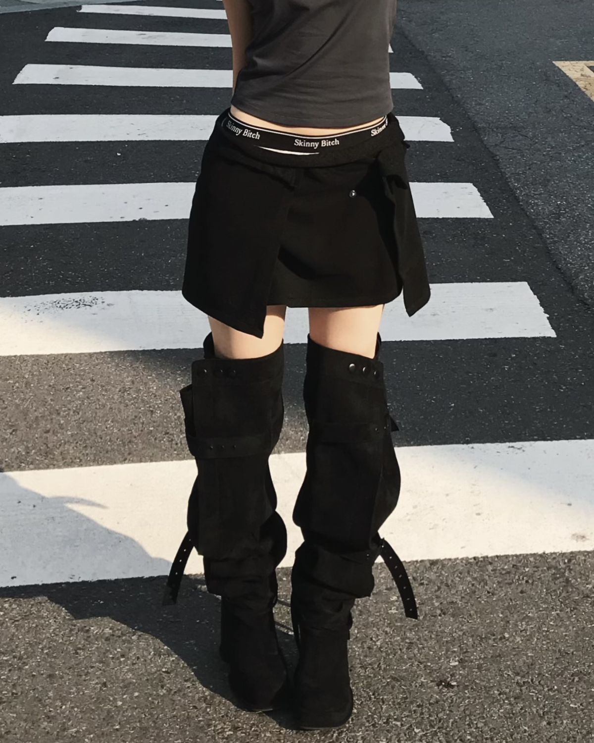 지제뮤지엄(ZIZEMUSEUM) LAYERED SNAP WRAP SKIRT (BLACK)