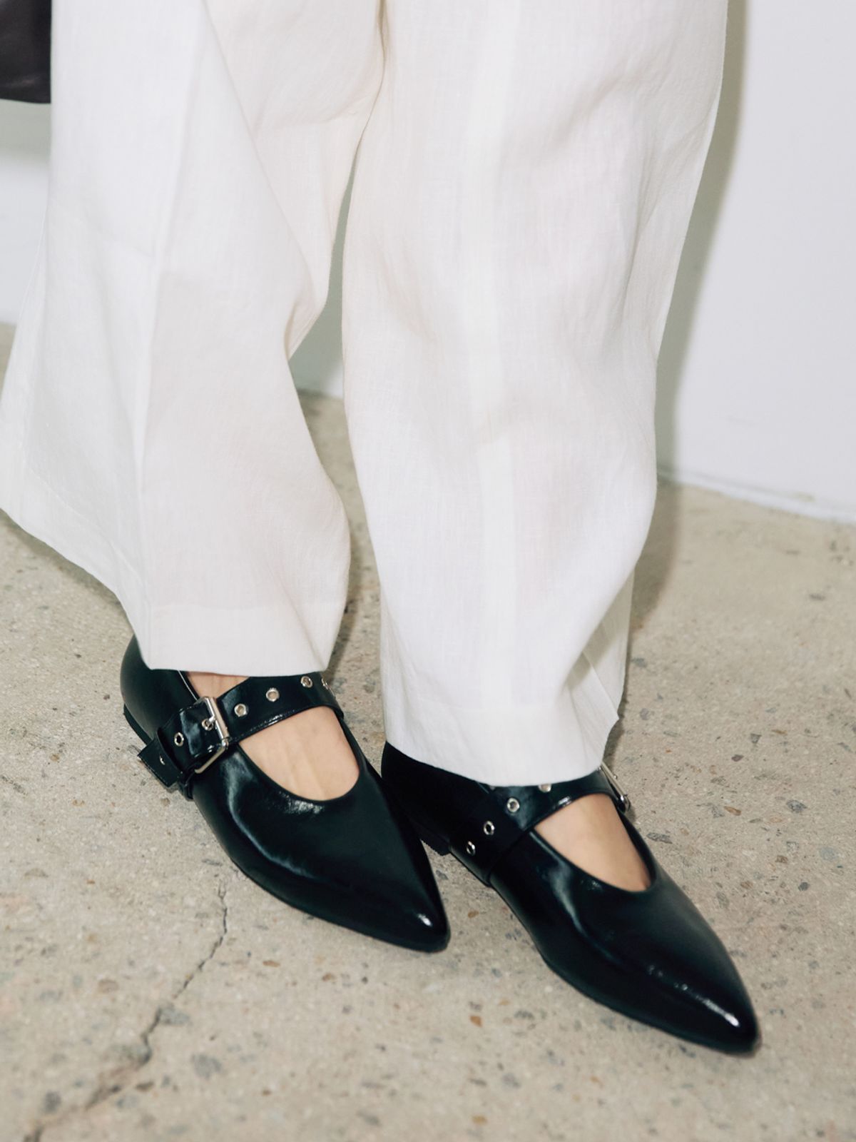 코모레비뮤지엄(KOMOREBI MUSEUM) 2Type&3Colors_레더&스웨이드 슬림 토 스트랩 플랫 I KM435